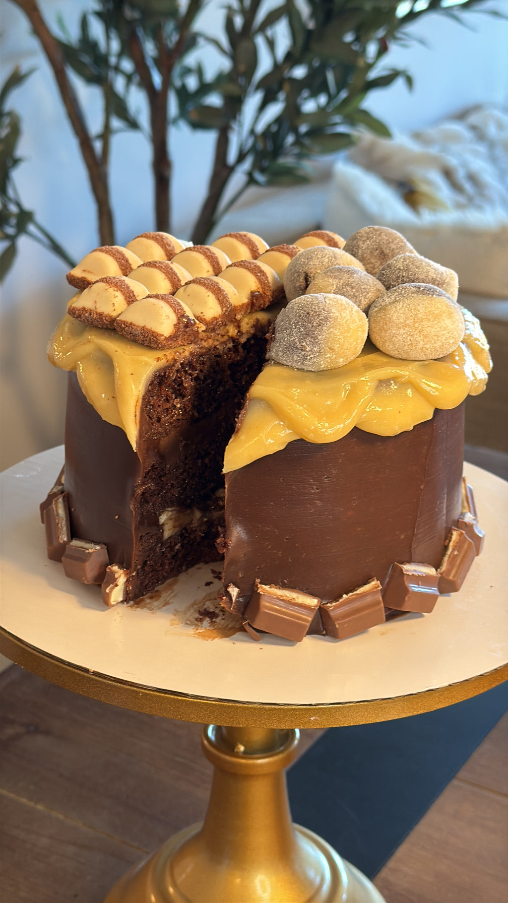 Kinder Bueno Dripp Cake